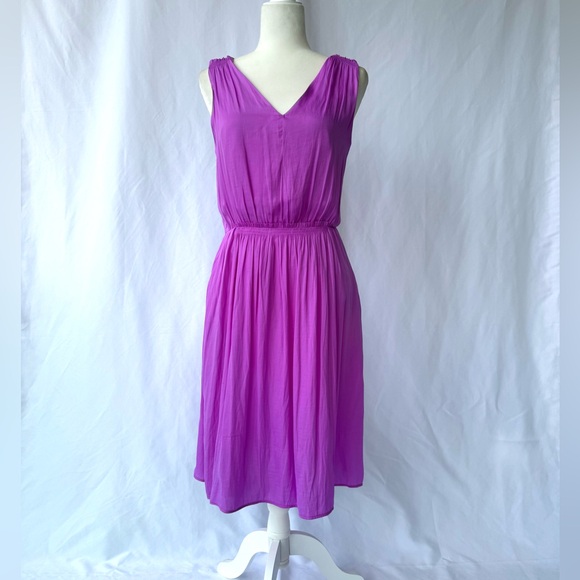 Banana Republic Dresses & Skirts - Banana Republic Fuchsia V-Neck Sleeveless Midi Dress
